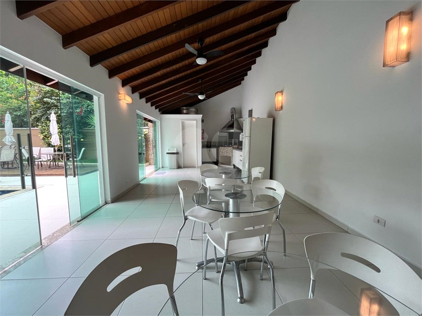 Casa à venda com 4 quartos, sendo 2 suítes, no condomínio Floradas da Serra, São Paulo - SP