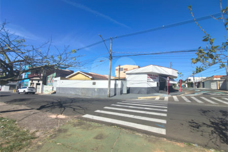 Linda Casa com Comercio ao lado independente.