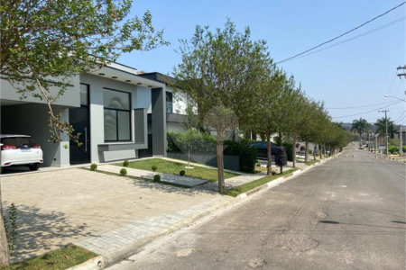 Casa à venda com 3 suítes no condomínio Shambala II, Atibaia - SP