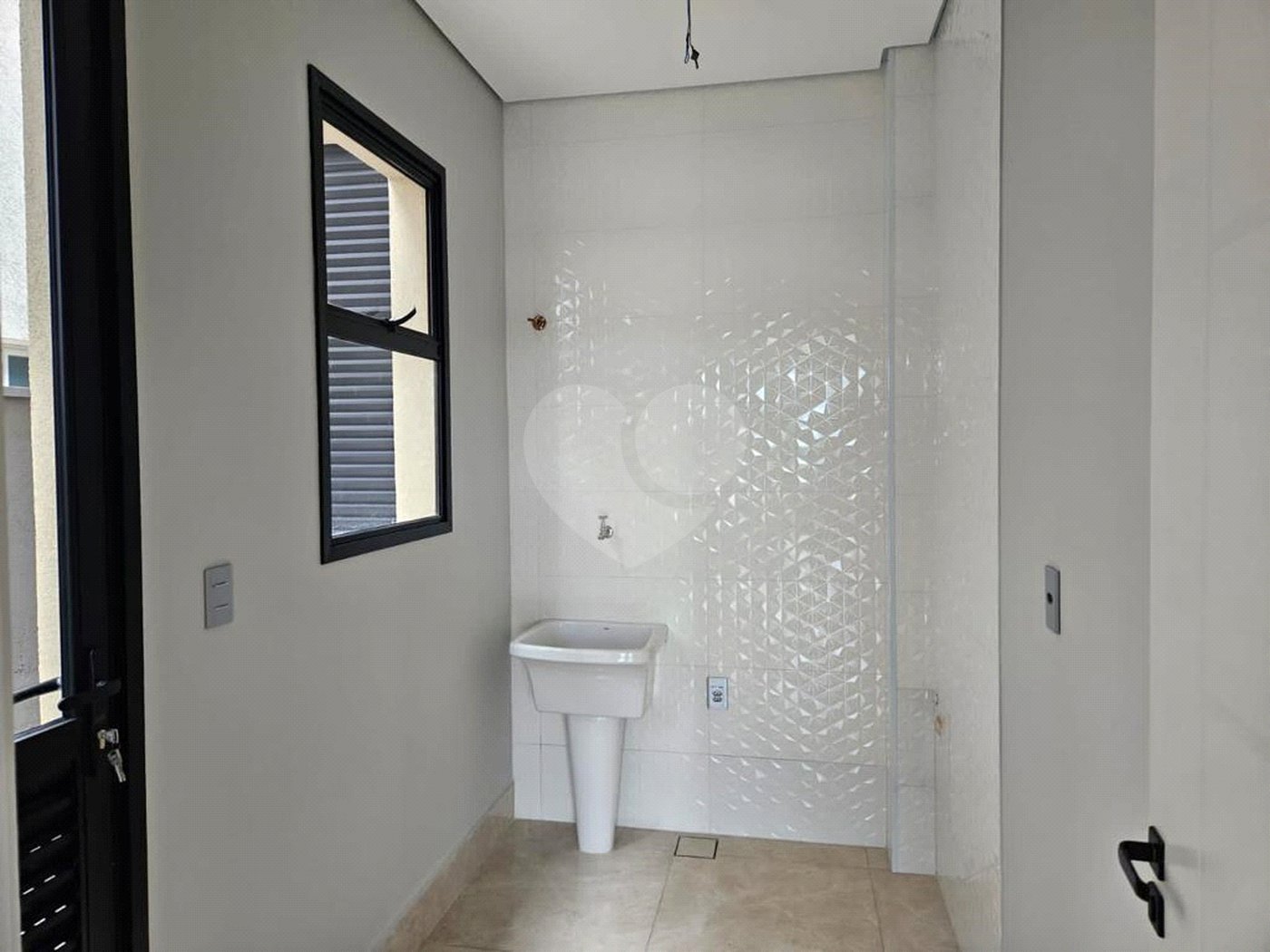 Casa à venda com 3 quartos, sendo 4 suítes, no condomínio Reserva dos Vinhedos, Louveira - SP