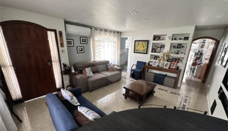 Casa à venda com 3 quartos, sendo 1 suíte, no condomínio Residencial Nabuco de Araújo, São Paulo - SP