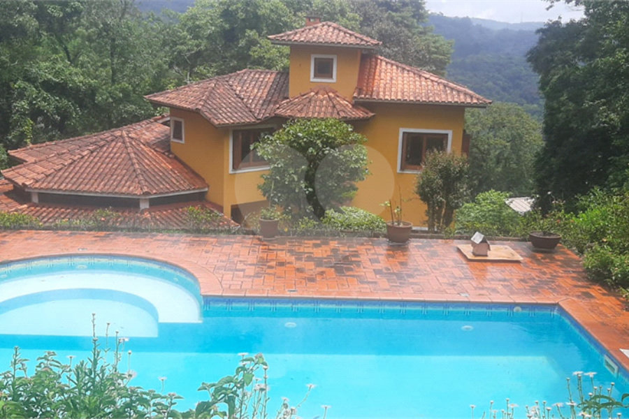 Casa à venda com 5 quartos, sendo 4 suítes, no condomínio Alpes da Cantareira, Mairiporã - SP