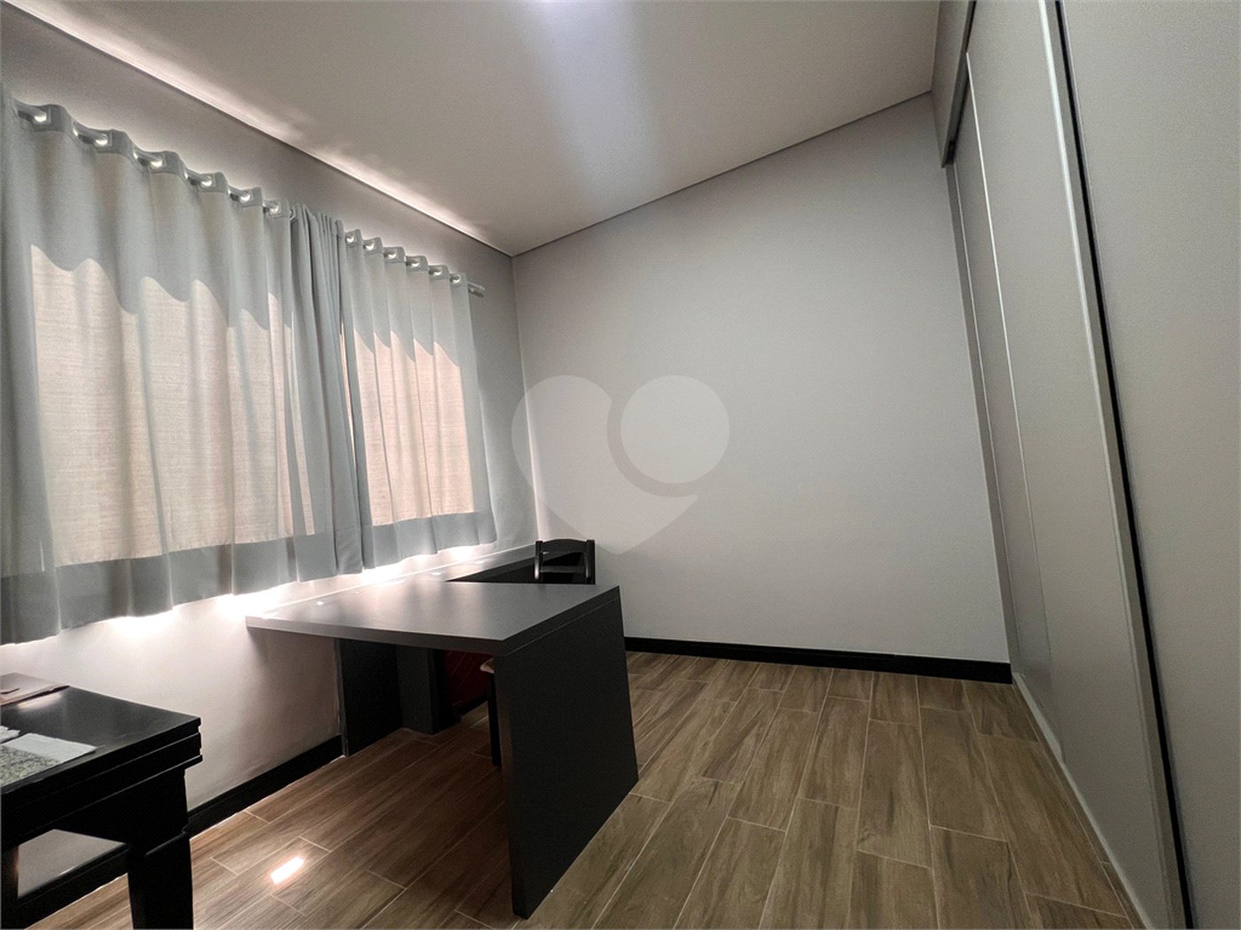 Casa à venda com 3 quartos, sendo 2 suítes, no condomínio Terras de Mont Serrat, Salto - SP