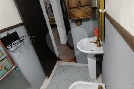 Casa à venda na Vila Mariana de 300 metros quadrados, com 3 dormitórios, 1 suíte e 2 vagas.
