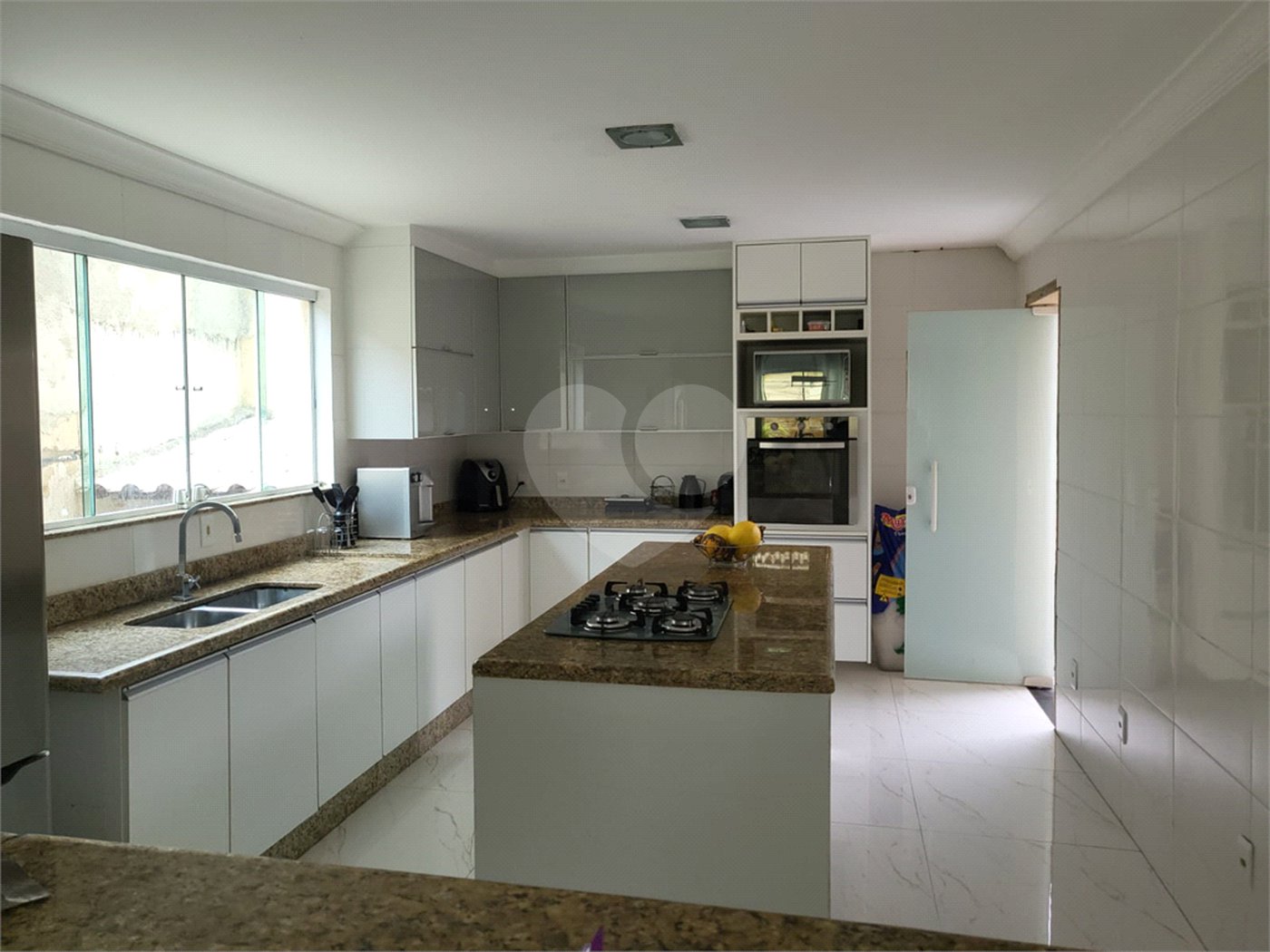 Casa à venda com 4 quartos, sendo 3 suítes, no condomínio Residencial Nelson Pinto, Rio de Janeiro - RJ