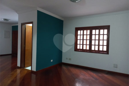 Sobrado à venda com 4 quartos, sendo 3 suítes, em Cidade São Francisco, São Paulo, SP