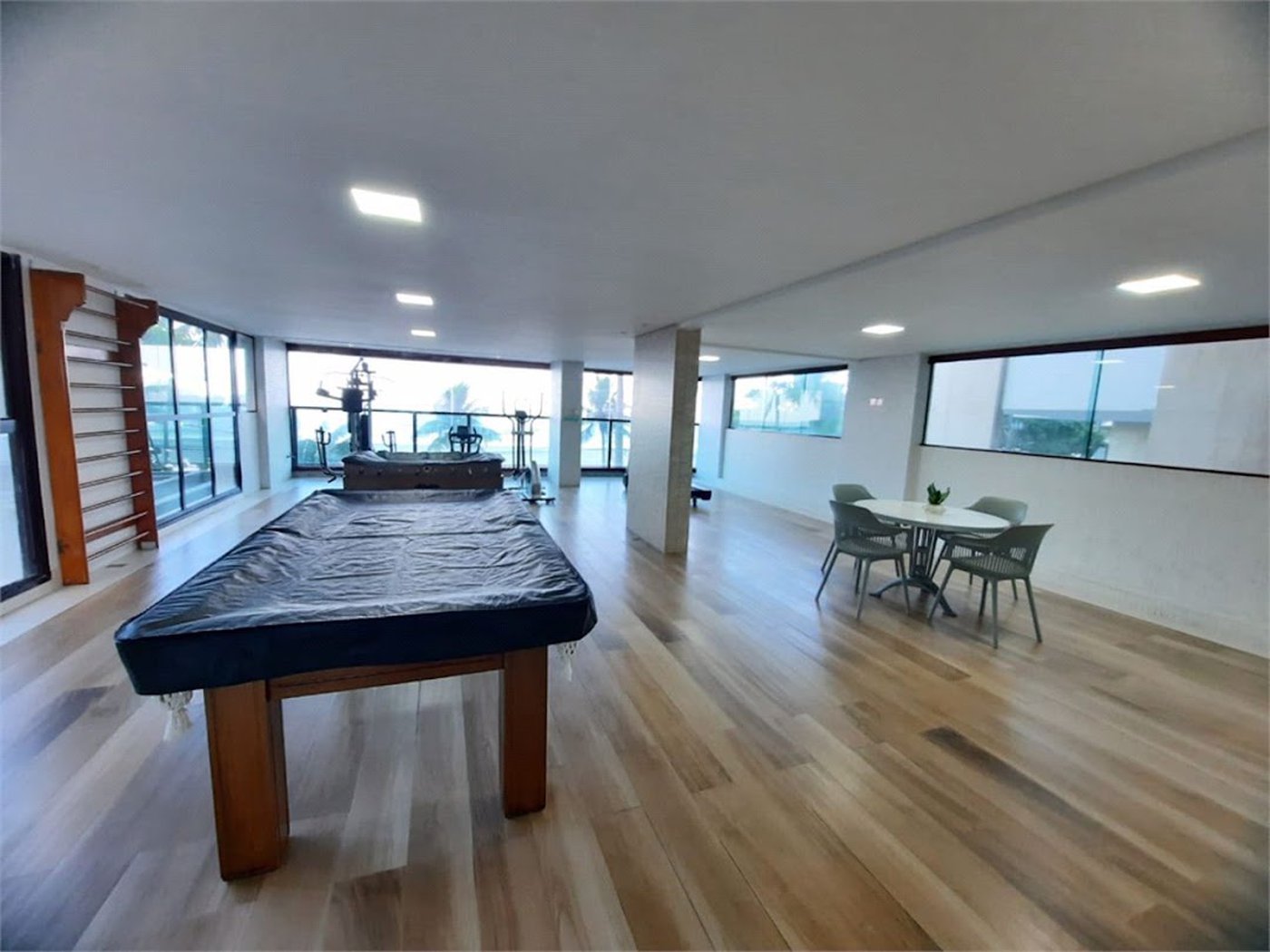 Apartamento Residencial à venda, Pitangueiras, Guarujá - AP0136.