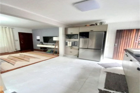 Casa de 85m2 com 3 dormitórios e 2 vagas de garagem localizado no Bosque da Saúde