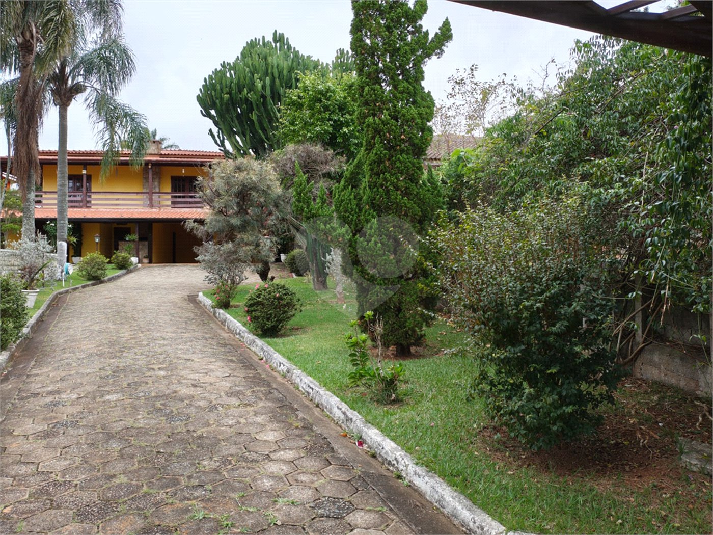 Casa à venda com 4 quartos, sendo 2 suítes,  em Country Residencial Felix, Bom Jesus dos Perdões, SP