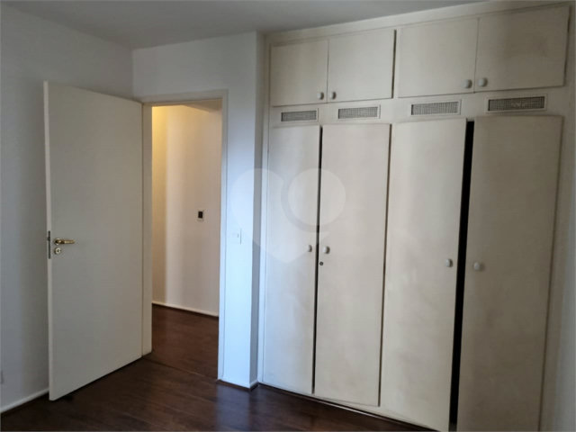 Apartamento à venda ou para alugar com 3 quartos, sendo 1 suíte,  em Moema, São Paulo, SP
