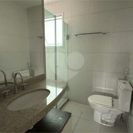 Apartamento de 155 m² com 4 dormitórios, varanda e 2 vagas de garagem. Condomínio com piscinas adulto, infantil e aquecida, lazer e portaria 24 horas.