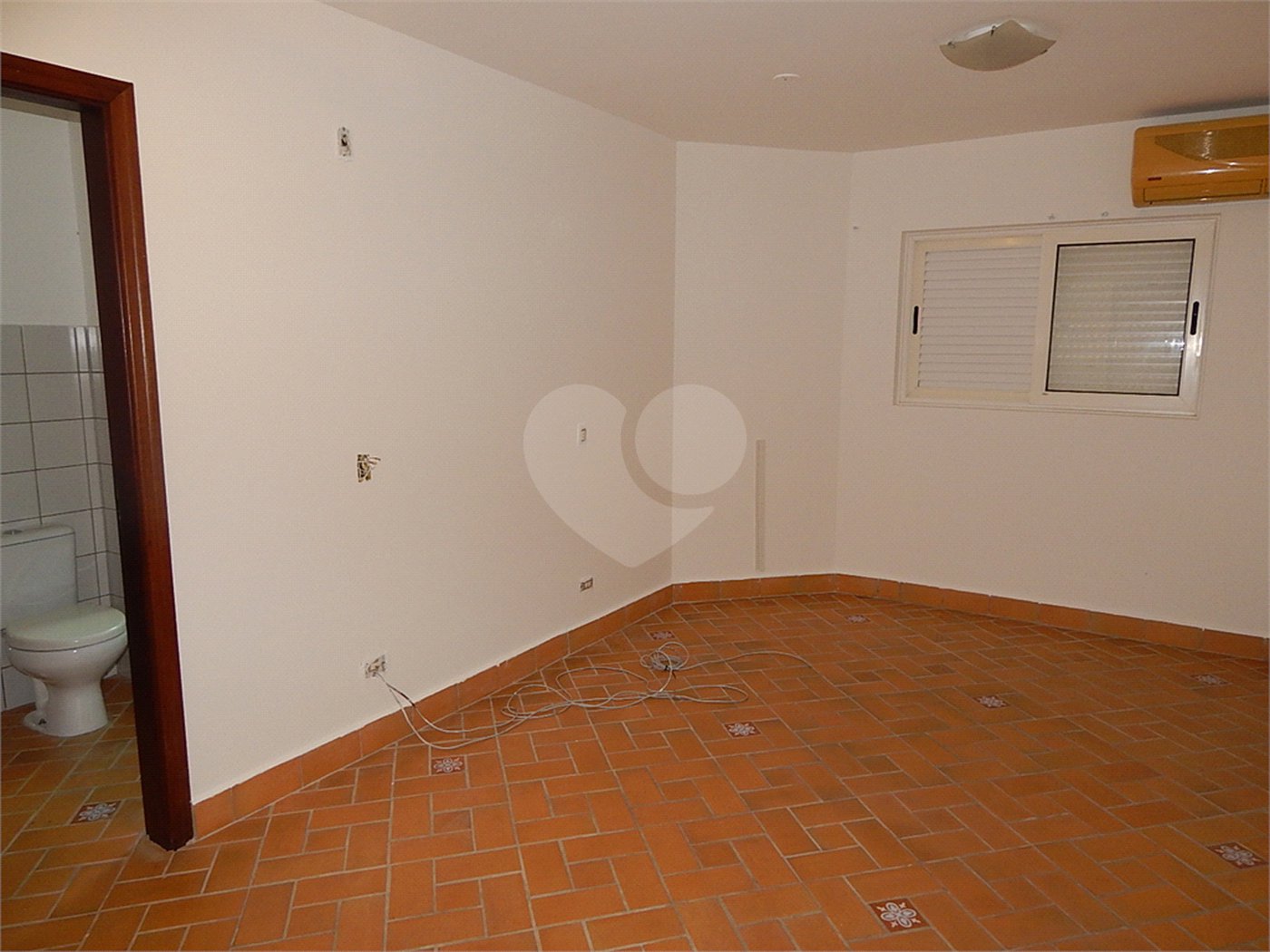 Casa à venda com 3 quartos, sendo 1 suíte, no condomínio Alpes de Vinhedo, Vinhedo - SP