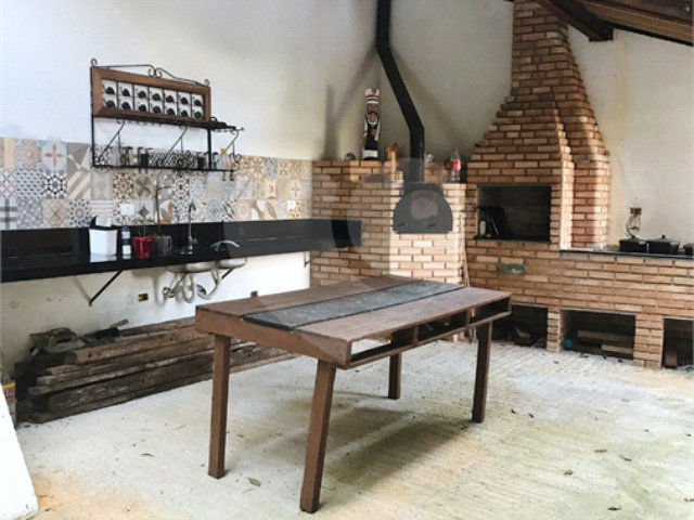 Casa à venda ou para alugar com 3 quartos, sendo 1 suíte,  no condomínio Parque Suiça, Caieiras - SP