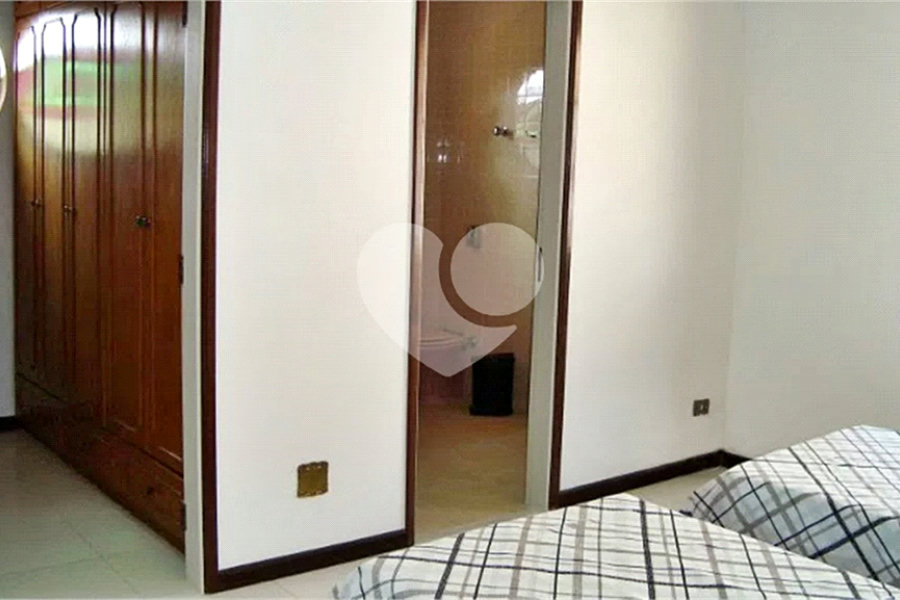 Sobrado à venda com 6 quartos, sendo 3 suítes, em Horto, São Paulo, SP