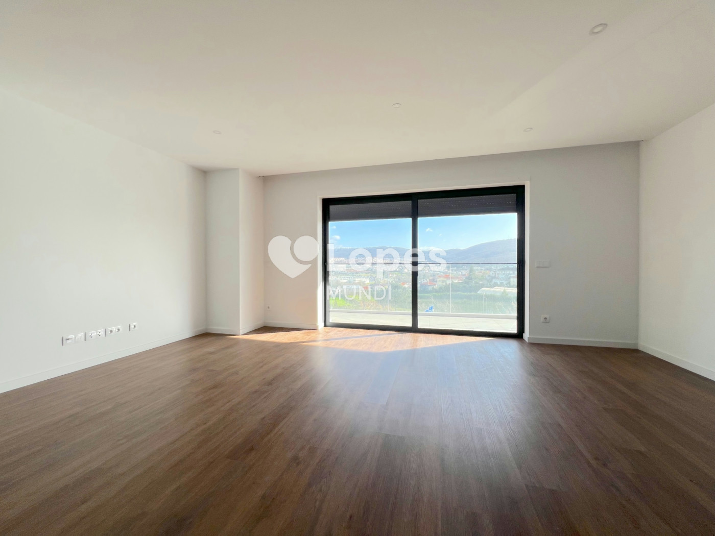 Apartamento T2 à venda em Águas Santas, Maia, Portugal – Varanda e garagem