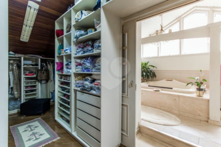 Casa à venda com 5 quartos, sendo 3 suítes, em Alto da Boa Vista, São Paulo, SP