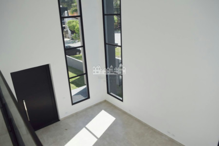Casa à venda com 4 suítes no condomínio Figueira Garden, Atibaia - SP