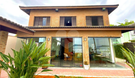 Casa à venda com 6 quartos, sendo 4 suítes,  em Maranduba, Ubatuba, SP