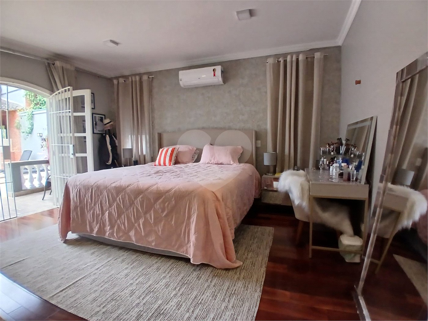 Oportunidade No Alto de Pinheiros Ótimo Sobrado com 352m² de A.C, frente para uma bela Praça.