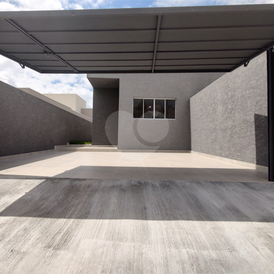 Casa térrea em Atibaia com 3 suítes, sala 2 ambientes, 2 vagas garagem, excelente localização, pronta para morar