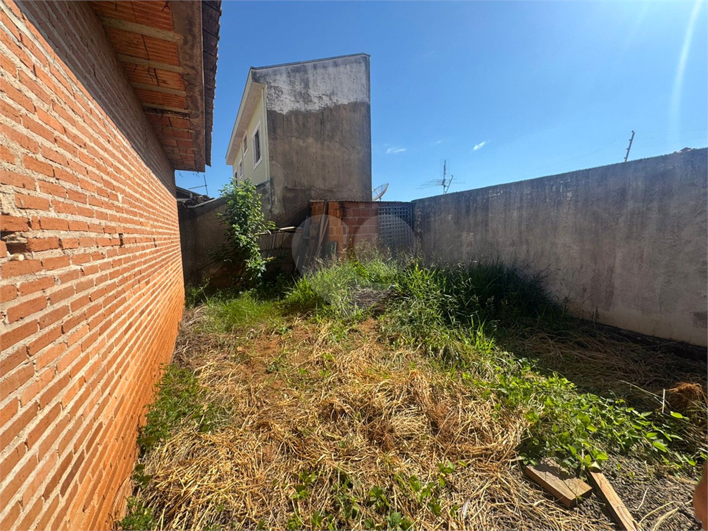 Casa á venda com 03 dormitórios, no residencial Itamarati em São Carlos.