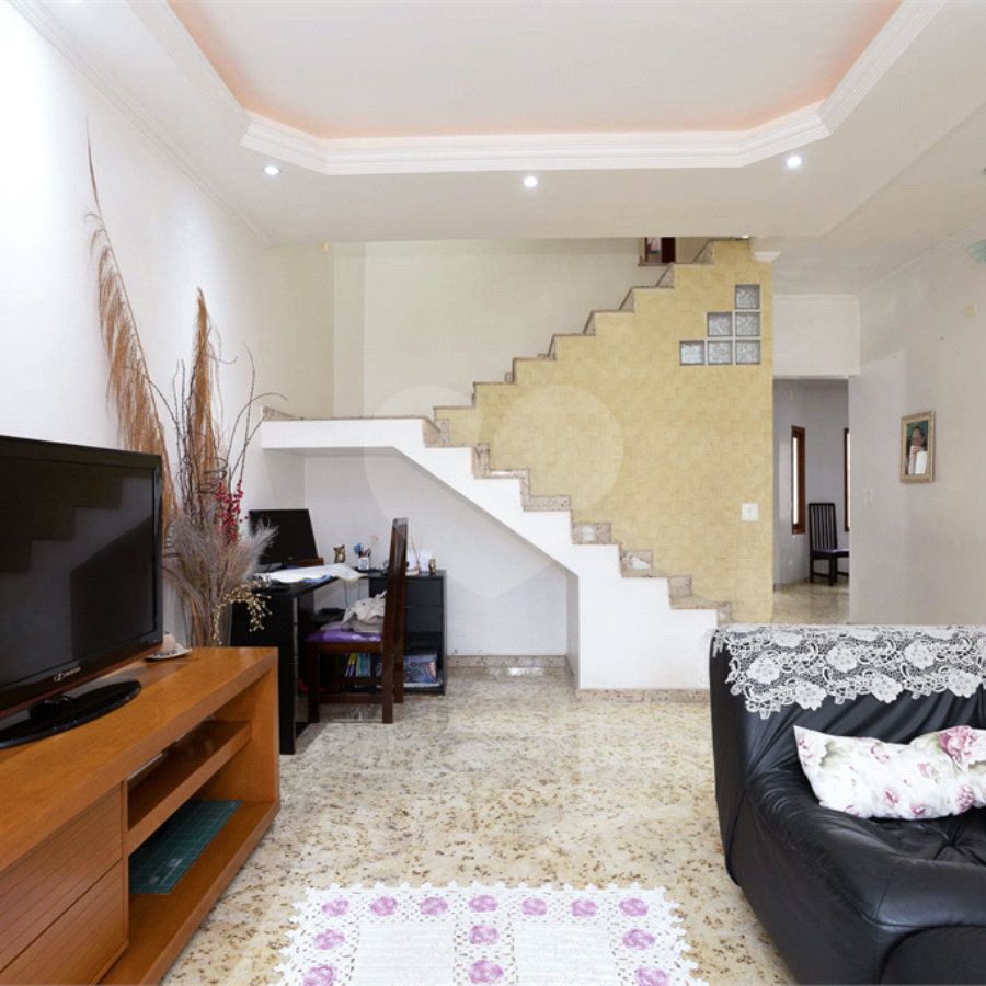Sobrado Residencial à venda com 305m² e 3 dormitórios, localizado no bairro Jardim Santa Clara