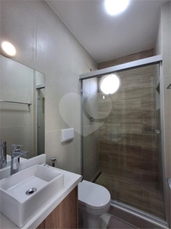 Apartamento totalmente decorado em Moema com 70 m2 , 2 quartos, 2 suítes e 2 vagas, ambientes com ar condicionado.