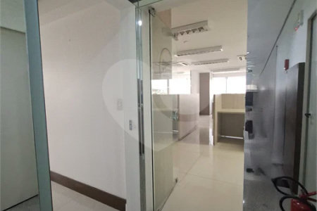 SALA COMERCIAL DE 90 M² COM 12 BAIAS, SALA DE REUNIÃO, AR-CONDICIONADO CENTRAL E 2 VAGAS!