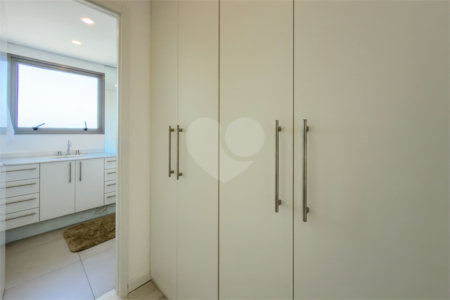 Apartamento de 03 dormitórios sendo 02 suítes com 02 vagas de garagem.