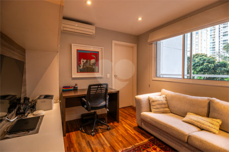 Apartamento Campo Belo à Venda 274 m² 4 Suítes 4 Vagas com Clima de Casa e Vista Verde