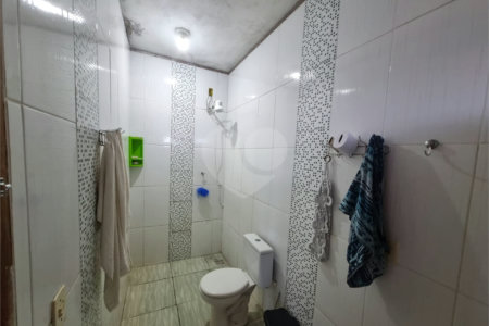 Sobrado 3 quartos e área comercial em baixo.