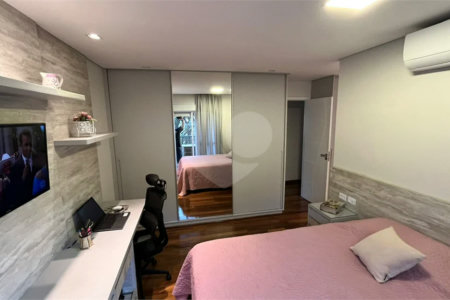 Apartamento de 176 m2 com 4 dormitórios sendo 3 suítes com 3 vagsa Condomínio Dolce Vita Avenida Lacerda Franco ,Cambuci -São Paulo