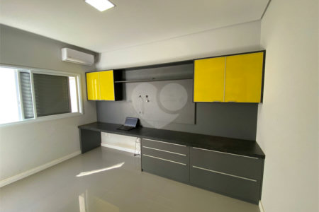 Casa com alto padrão de acabamento para venda no Condomínio Montreal.