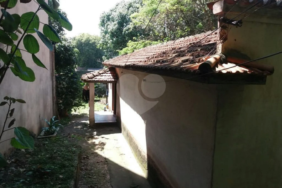 Casa térrea à venda em local tranquilo e arborizado