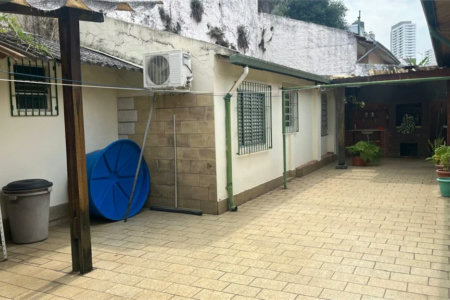 Procurando tranquilidade sem abrir mão da praticidade? Esta casa na Rua Diogo Ortiz oferece o equilíbrio perfeito.