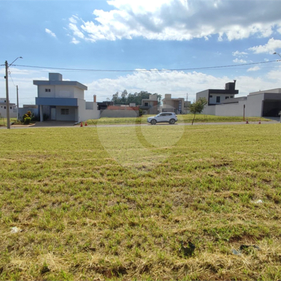 Lote à Venda em São Carlos, no Condomínio Villeneuve I