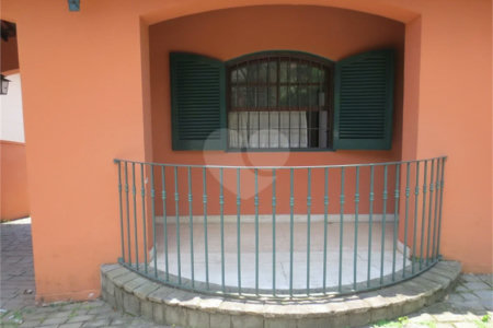 Casa no Pacaembu com ótima distribuição e amplo quintal em terreno em declive