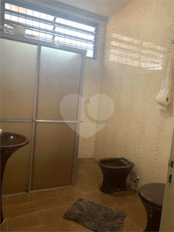 Casa térrea com 3 dormitórios, sendo 1 suíte .