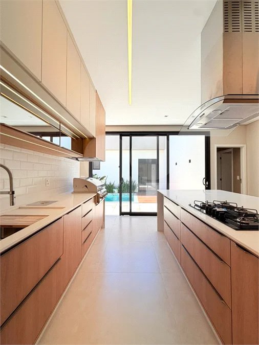 Casa térrea com 3 suítes no Condomínio Residencial Viena em Indaiatuba-SP - Acabamento de alto padrão - R$ 1.690.000,00 - AT 250 m² - AC 158 m² - 3 suítes,, sendo 1 suíte master com closet - Sala para dois ambientes (estar e jantar) - Cozinha planejada com ilha cooktop, forno elétrico e micro-ondas,