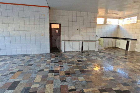 ?Oportunidade Única em São Carlos: Salão Comercial + Casa Independente nos Fundos – Ideal para Investidores!