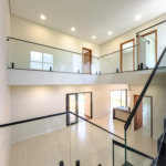 Indaiatuba - Condomínio Milano - Sobrado - 350 m² de terreno - 240 m² de área construída - 4 vagas de garagem, sendo 2 cobertas - Salas de estar e jantar integradas - 3 suítes com closet e varanda no pavimento superior - Escritório no térreo - Espaço gourmet com churrasqueira - Banheiro externo