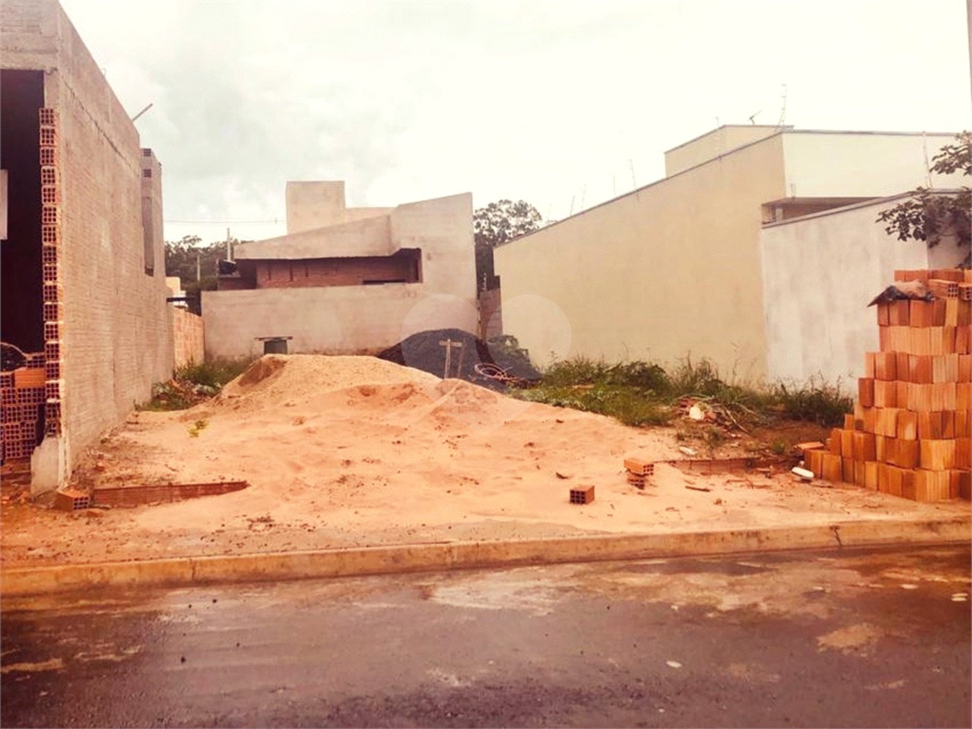 Terreno com 160,00 m² de área total.