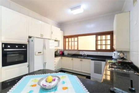 Casa com 3 dormitórios sendo 3 suítes com 03 vagas de garagem.