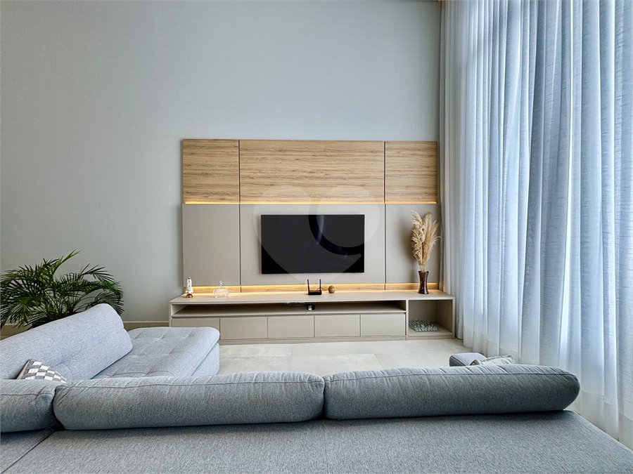 Indaiatuba - Sp - Condominio Maria Candida - R$ 2.250.000,00 - 3 suítes, sendo 1 master com closet e banheiro com duas cubas e dois chuveiros - Escritório - Piscina em Alvenaria aquecida e Hidro com Iluminação - Ar Condicionado instalado em todos os quartos, escritorio, sala e area gourmet
