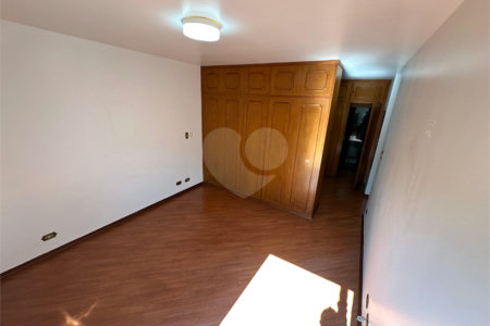 Casa à Venda no Bosque da Saúde com 271m², 3 Dormitórios, 1 Suíte e 4 Vagas