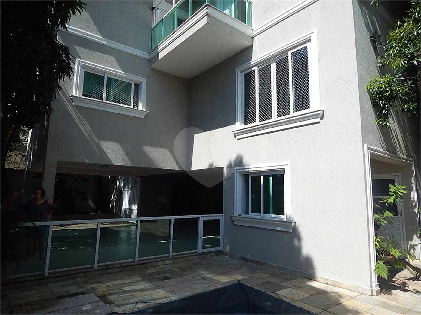 Casa em condomínio fechado no Jardim Floresta, 3 suítes, área gourmet, piscina, 4 vagas.