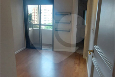 Apartamento à venda no Campo Belo de 245m² com 3 suítes e 3 vagas