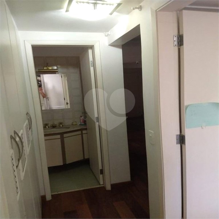 Apartamento na Vila Nova Conceição de 100m2 com 2 dorms, 1 suíte , 3 banheiros, 2 vagas. Estuda permuta.