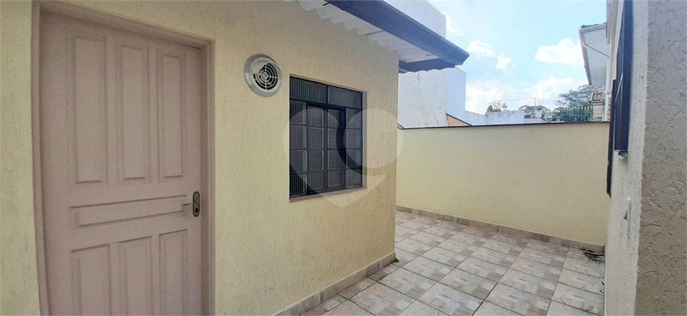 Sobrado amplo com 3 quartos, suíte e quintal para venda no Tremembé !!!