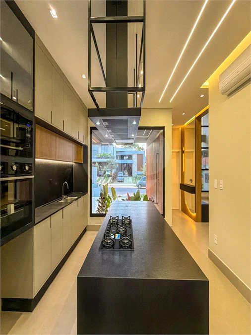 Indaiatuba - Condominio Sapezal - R$ 2.400.000,00 - Área Total 360,00 m² - Área Construída 213,32 m² - TÉRREA - 03 suítes sendo a master com closet; - Escritório; Lavabo; Cozinha com cooktop e planejados; Gourmet com churrasqueira; Ambientes preparados para ar condicionado; Piscina com cascata,